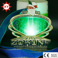 Medalla de oro de la linterna del precio de fábrica de la medalla LED con el cristal